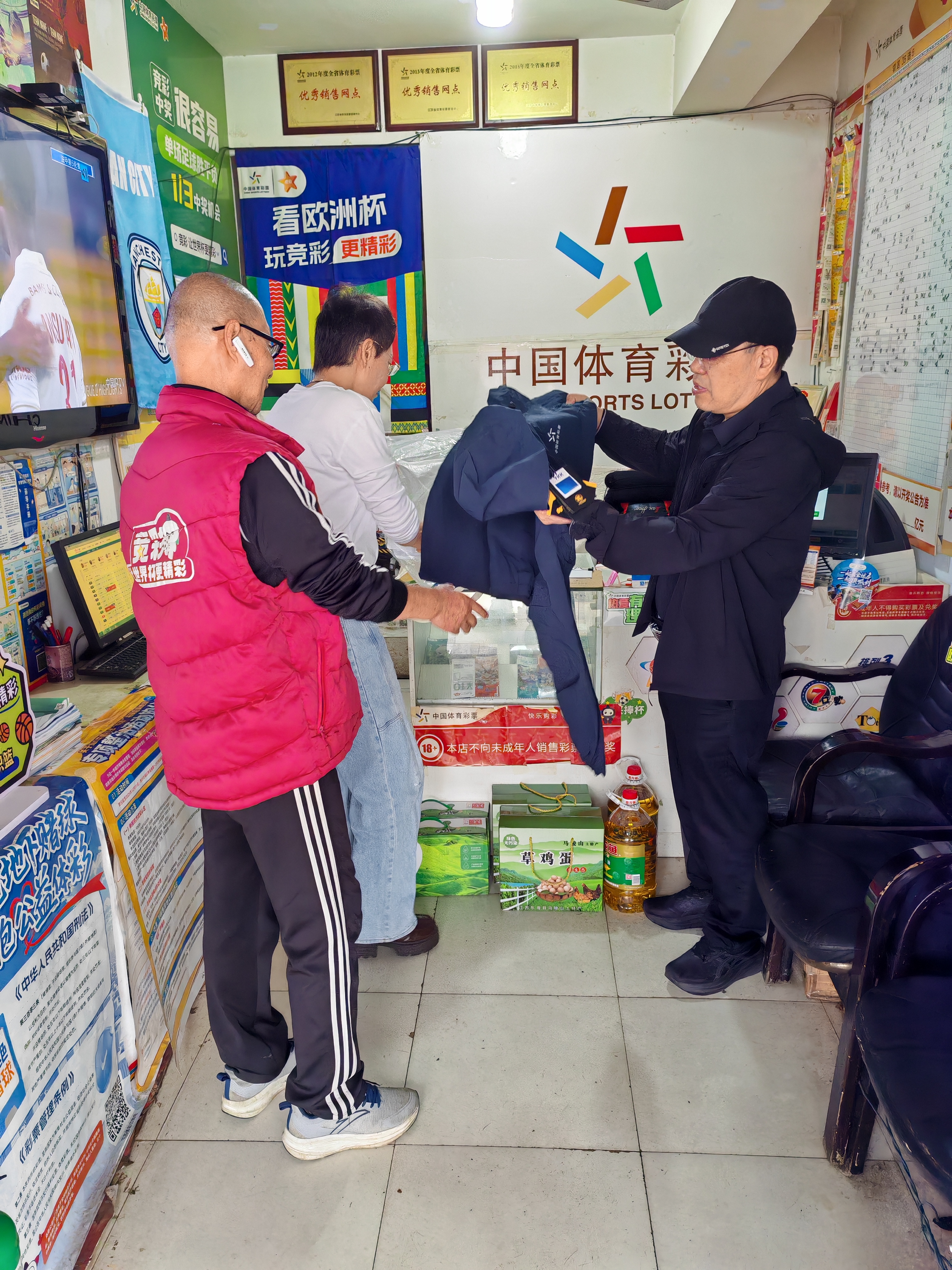 双节前安全检查筑防线 慰问走访暖人心——连云港东海体彩以“组合拳”护航节日销售 (7).jpg